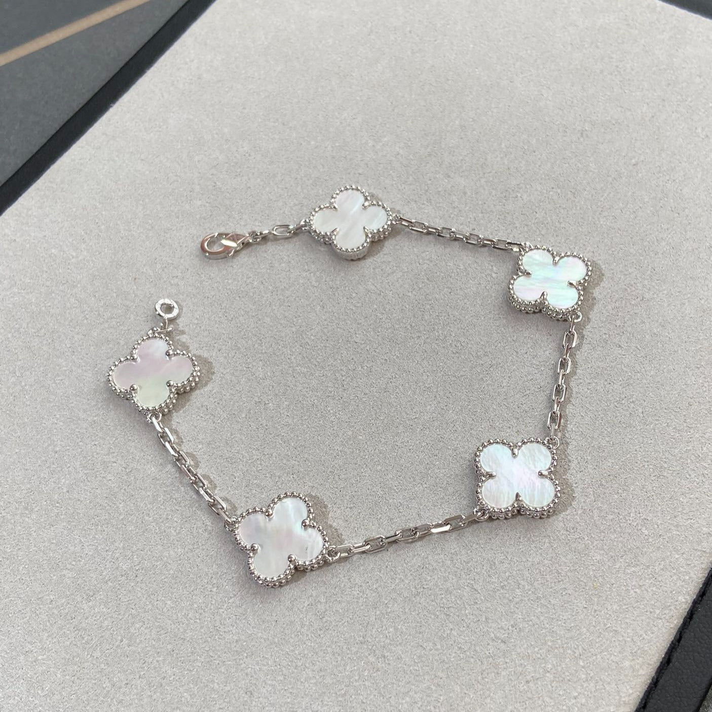 [Rose Tomorrow]CLOVER WHITE PEARL MOP 5 MOTIF BRACELET COLLECTION