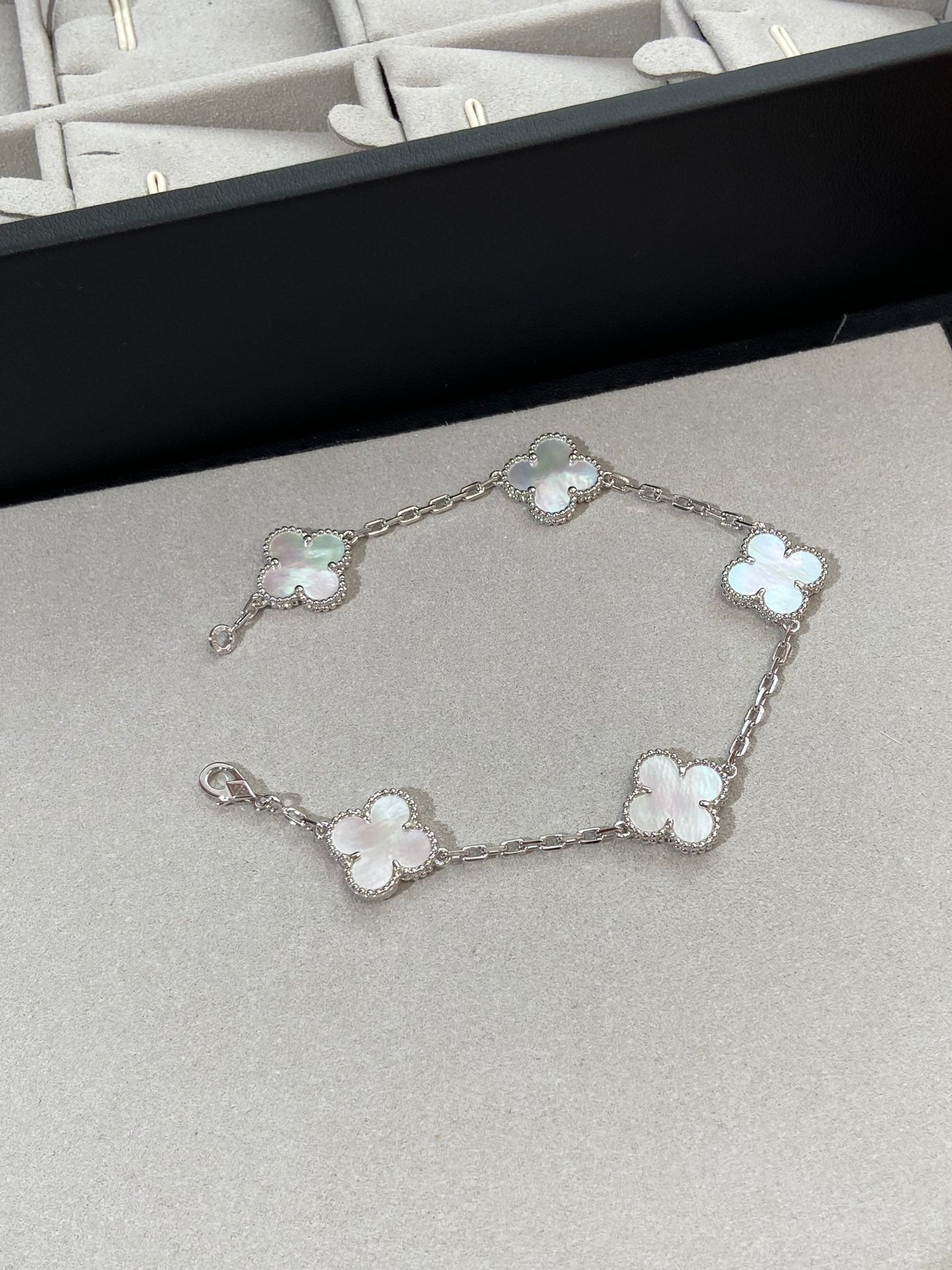 [Rose Tomorrow]CLOVER WHITE PEARL MOP 5 MOTIF BRACELET COLLECTION