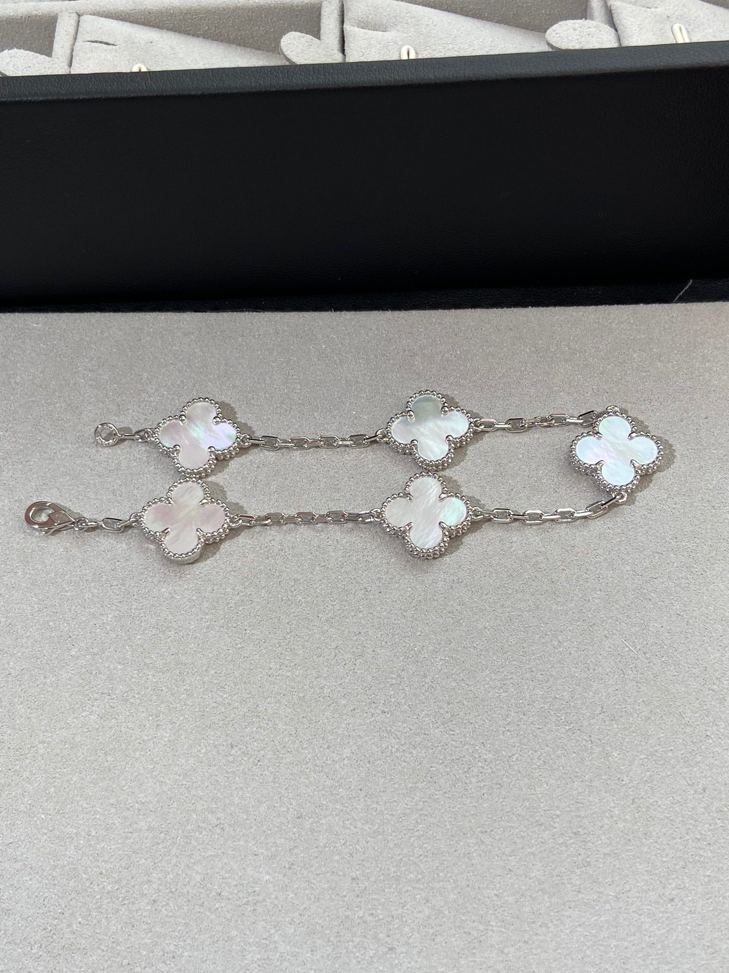 [Rose Tomorrow]CLOVER WHITE PEARL MOP 5 MOTIF BRACELET COLLECTION