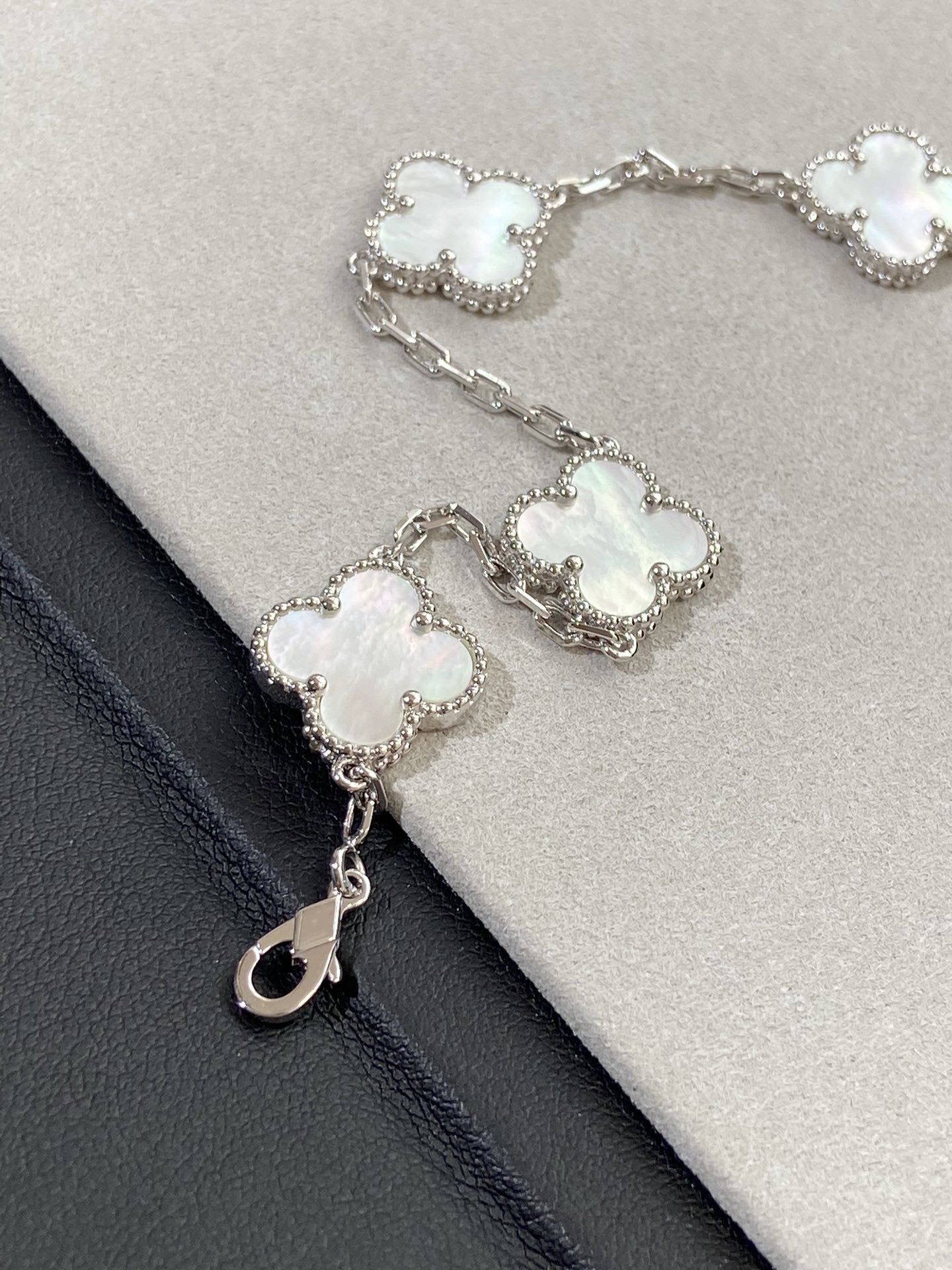 [Rose Tomorrow]CLOVER WHITE PEARL MOP 5 MOTIF BRACELET COLLECTION