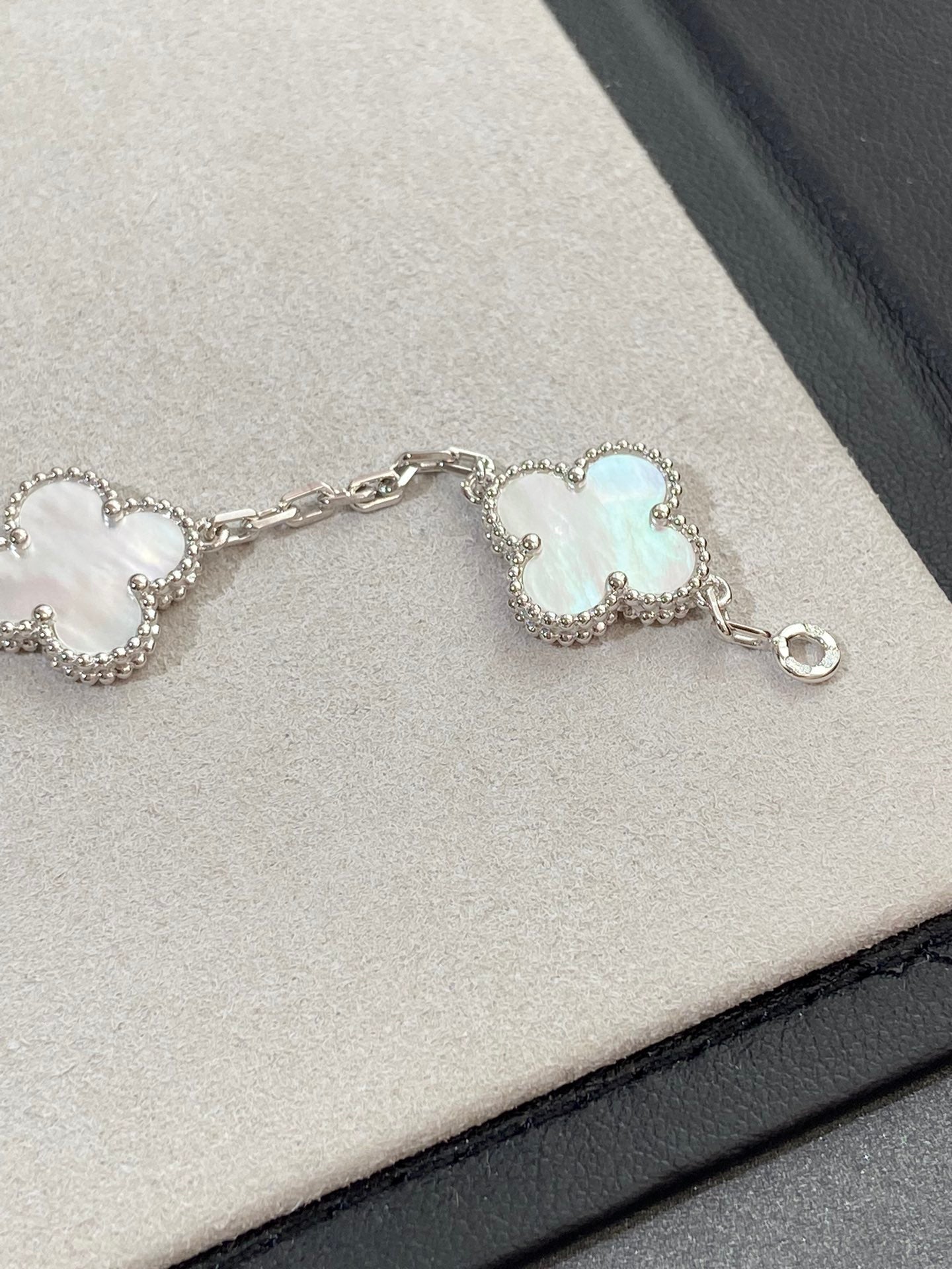 [Rose Tomorrow]CLOVER WHITE PEARL MOP 5 MOTIF BRACELET COLLECTION