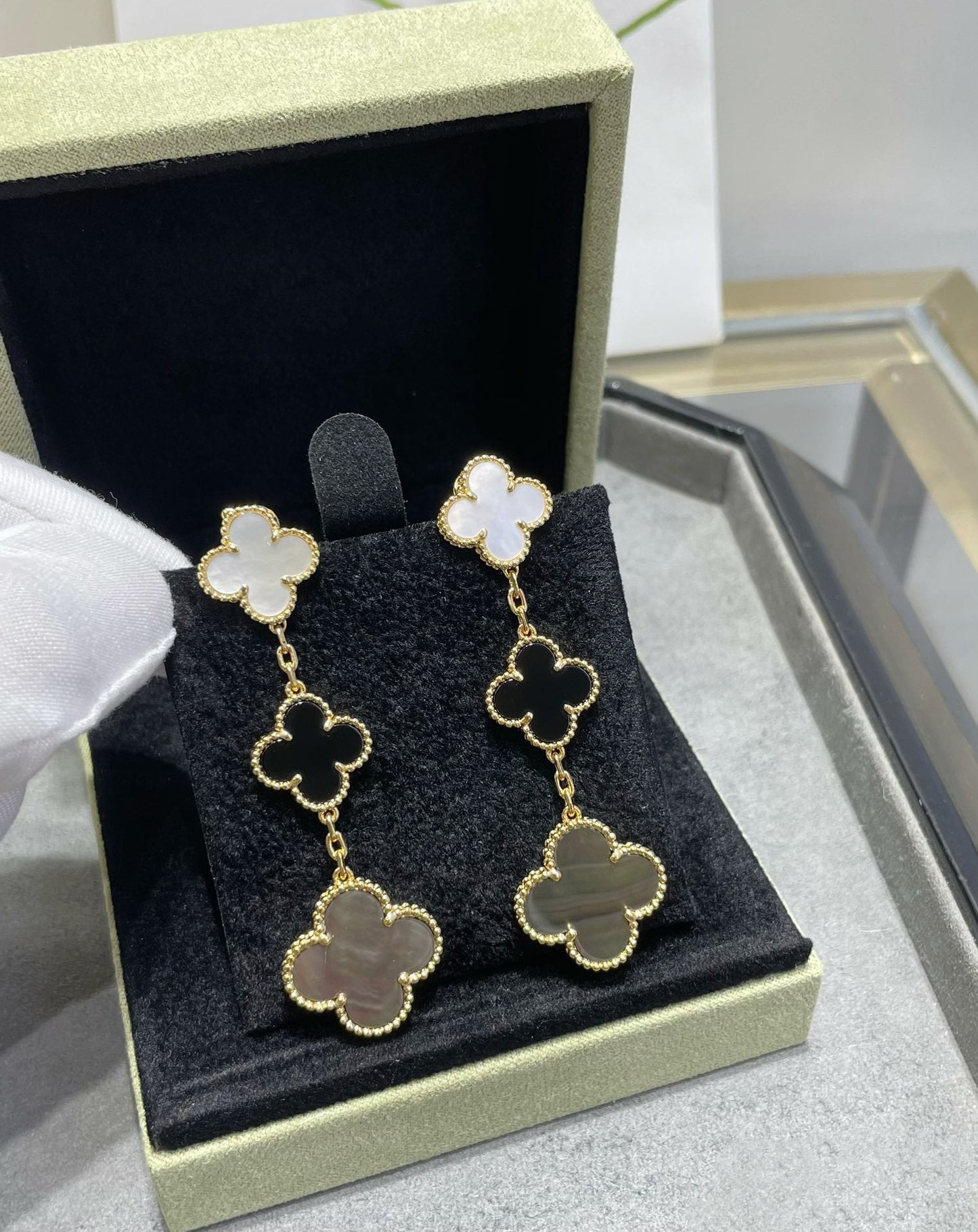 [Rose Tomorrow]CLOVER 3 MOTIF MOP ONYX DARK MOP PINK GOLD EARRINGS