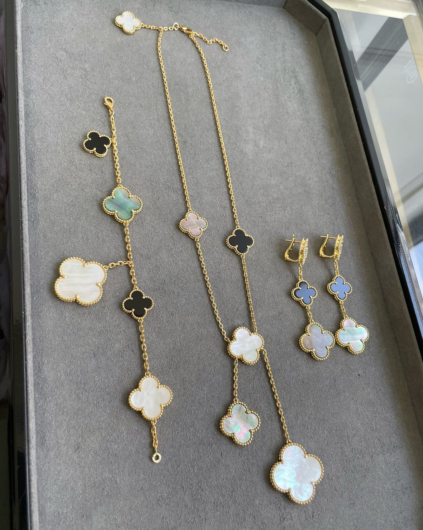 [Rose Tomorrow]CLOVER 3 MOTIF MOP ONYX DARK MOP PINK GOLD EARRINGS