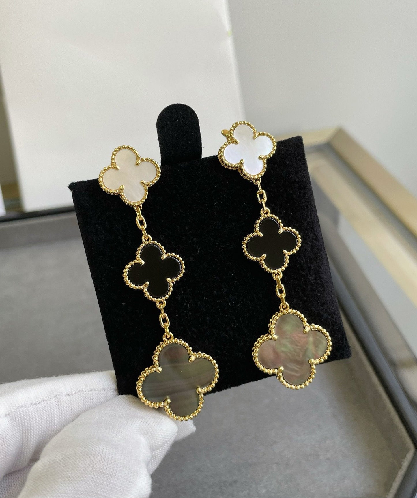 [Rose Tomorrow]CLOVER 3 MOTIF MOP ONYX DARK MOP PINK GOLD EARRINGS