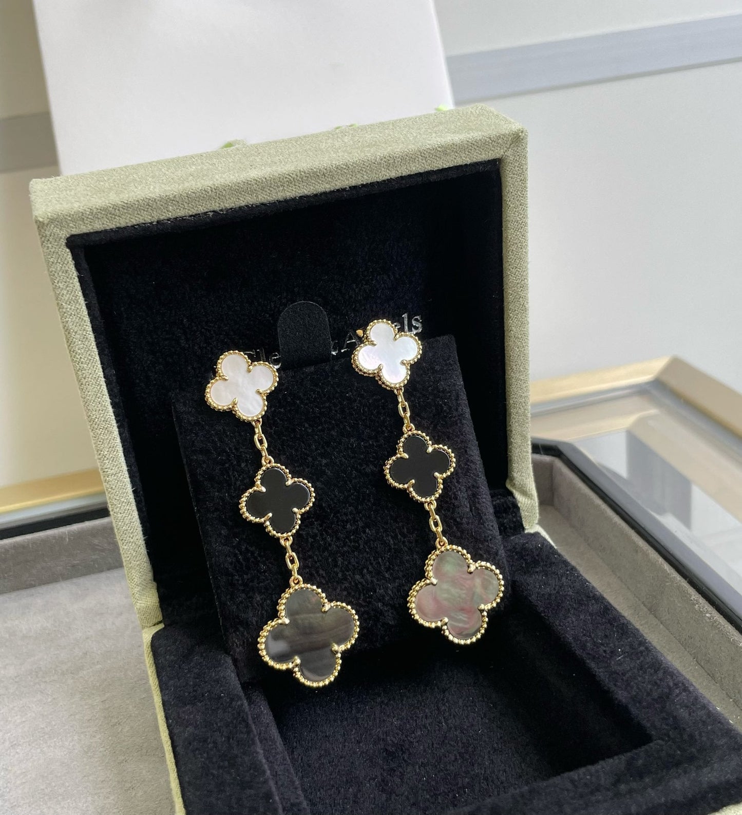 [Rose Tomorrow]CLOVER 3 MOTIF MOP ONYX DARK MOP PINK GOLD EARRINGS