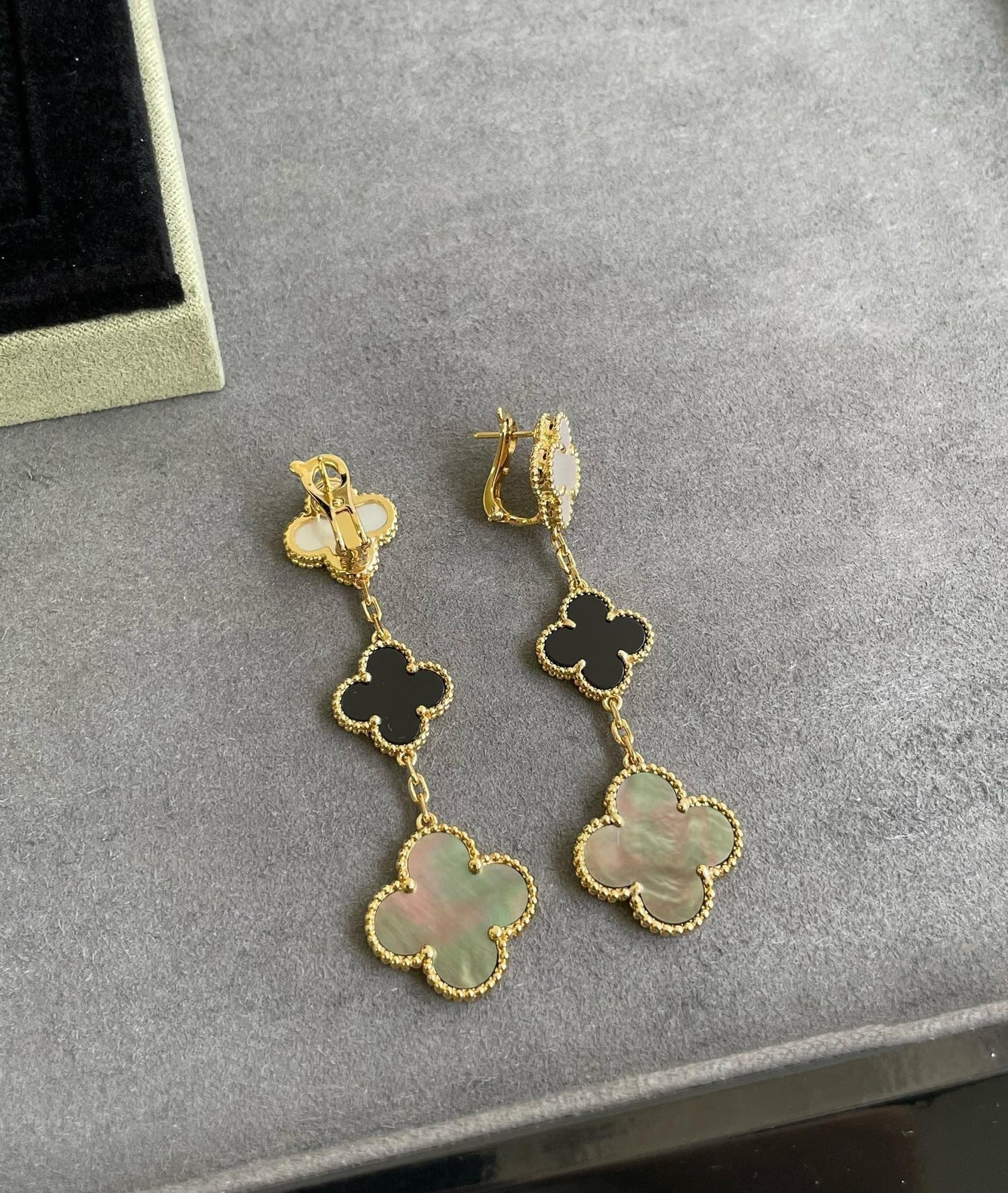 [Rose Tomorrow]CLOVER 3 MOTIF MOP ONYX DARK MOP PINK GOLD EARRINGS