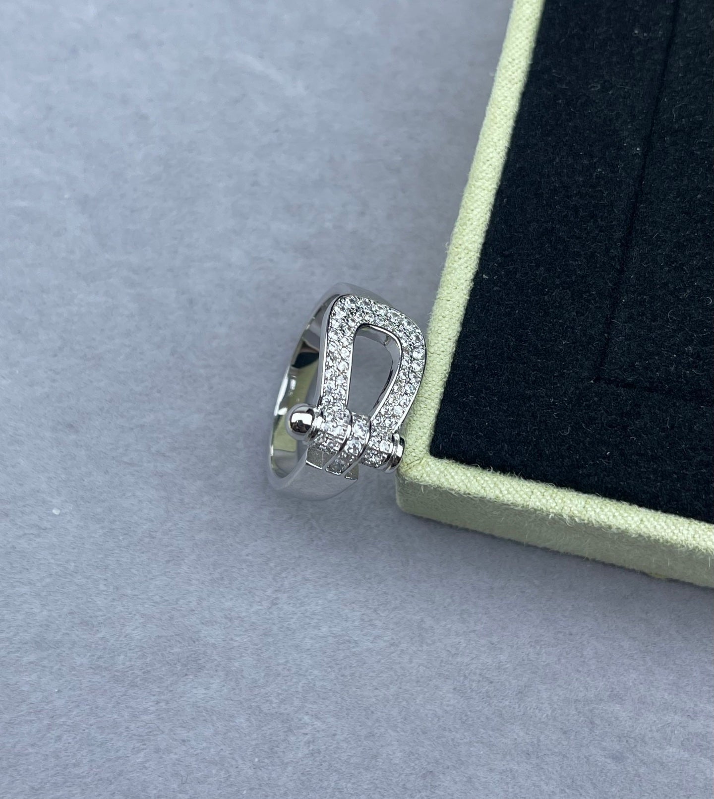 [Rose Tomorrow]Wide Hoof-Shaped Diamond-Studded Ring