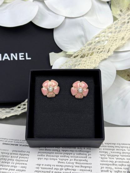 [Rose Tomorrow]26C Pink Camellia Pearl Enamel Stud Earrings