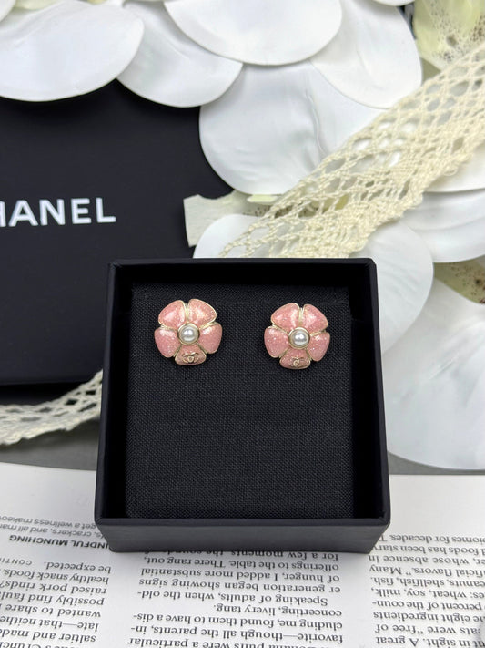 [Rose Tomorrow]26C Pink Camellia Pearl Enamel Stud Earrings