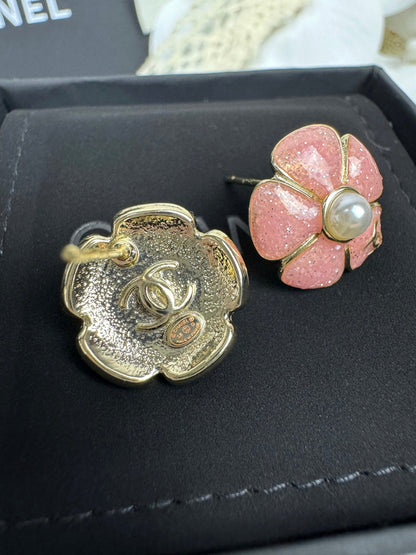 [Rose Tomorrow]26C Pink Camellia Pearl Enamel Stud Earrings