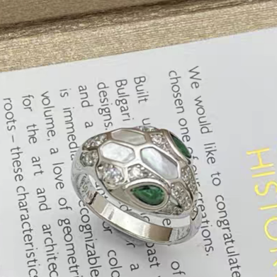 [Rose Tomorrow]BRAND NEW ASSORTED SNAKE HEAD MOTHER OF PEARL RINGS